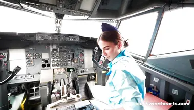 Русская стюардесса Аврора Хит дрочит в самолете перед полетом в Сочи