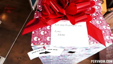 Пасынок на Рождество получил в подарок бритую киску мачехи Блэр Джонсон