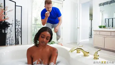 Негритянка Дестини Мира использует большой член соседа для удовольствия