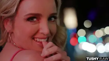 Одержимая аналом милфа Чарли Форд получает приятный подарок в задницу