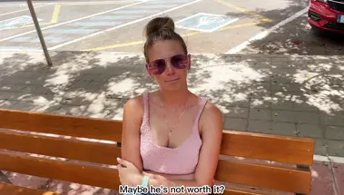 Симпатичная русская блонда променяла опаздывающего парня на член незнакомца