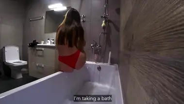 Распутная русская жена занимается анальным сексом в ванной с любовником