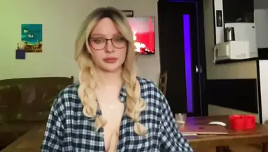 Очкастая ботаничка тренируется делать минет на члене сводного братика