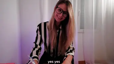 Сексуальная психолог показывает клиенту как подготовить девушку к аналу