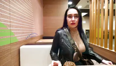 Пасынок добавил своих сливок в кофе мачехи после минета в туалете кафе