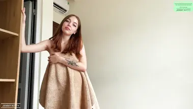 Мелкий дрочун подглядывает за сводной сестрой и трахает ее в спальне