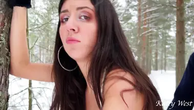 Русские экстремалы занимаются горячим сексом на морозе в зимнем лесу