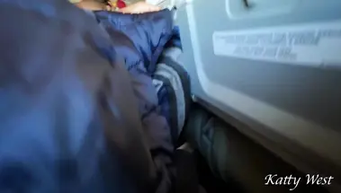 Рисковая русская девчонка гоняет во рту вялый член парня в самолете