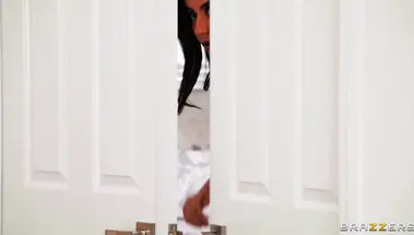 Супруги свингеры угостили Рокси Синнер грубым сексом за спиной у ее мужа