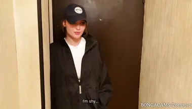 Симпатичная русская доставщица пиццы взяла деньги за секс с клиентом