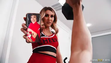Черлидерша Пейдж Оуэнс мстит бойфренду трахаясь в анал с качком в спортзале