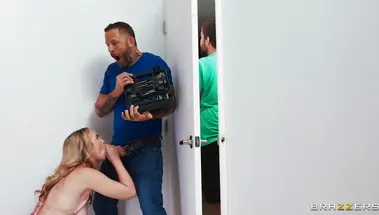 Скотт Нэйлс трахает волосатую киску возбужденной жены друга Лилли Белл