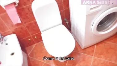 Шаловливая сводная сестра трахается в ванной со своим старшим братом