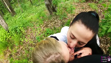 Обычные русские девчонки вдвоем сосут член друга в лесу за городом