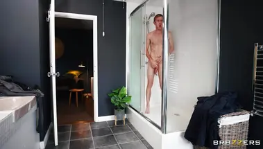 Две лесбиянки на выходные сняли домик с огромным бонусом - членом Дэнни Ди