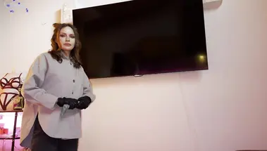 Домработница перед отпуском сосет член хозяина пока его жена спит