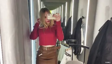 Экстремальный секс в примерочной магазина одежды с белокурой красоткой