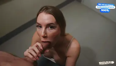 Глубоко сосет член в подъезде с проглотом спермы