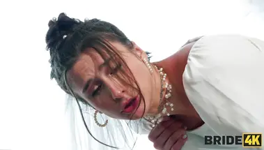 Ведущий на свадьбе трахнул невесту в жопу, когда она узнала об измене жениха