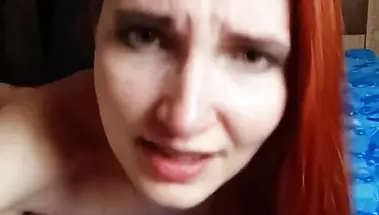 Русская сексвайф на отдыхе трахается с парнем и записывает видео отчет мужу с разговорами