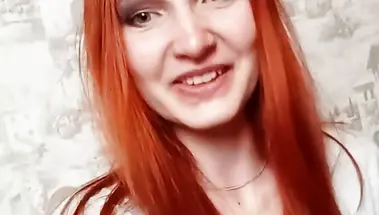 Русская сексвайф на отдыхе трахается с парнем и записывает видео отчет мужу с разговорами