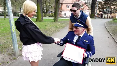 Дедушка трахнул девушку своего внука, когда помог ей с сочинением о Второй Мировой