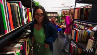 Первокурсница Мэдисон Вилде трахается с однокурсником в библиотеке