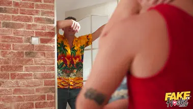 Администратор хостела предложил подружке устроить секс втроем с новым постояльцем