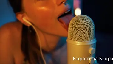 Охуенно лижет микрофон до мурашек