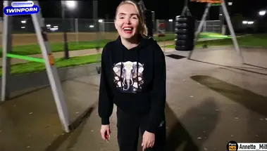 Молодой парень познакомился со зрелой соседкой на воркаут площадке и развел ее на секс