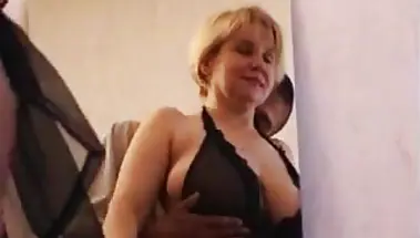 Сын прожаривает промежность мамы, возбудившись от её красивого белья