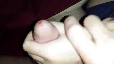 Папа дрочит хуй до спуска спермы ручкой спящей дочери