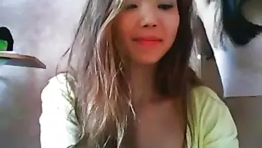 Две азиатки из Камчатки танцуют с голыми сиськами перед вебкой