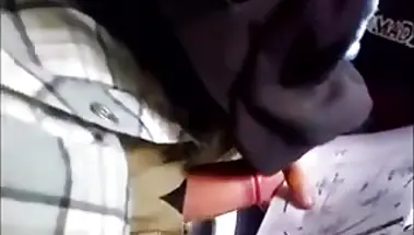 Извращенец трется хуем о руку незнакомки в переполненном автобусе