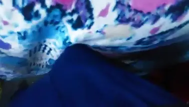 Утыкается между пышных булок незнакомой бабы в платье в автобусе