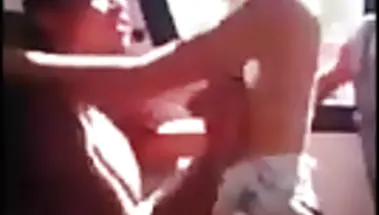 18-летняя худышка скачет на члене студента перед однокурсниками в автобусе