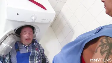 Домработница вылизала очко старого сантехника, трахнувшись с ним в наезднице