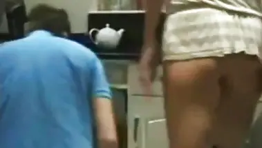 Длинноногая сучка в черных гетрах дразнит сантехника голой жопой