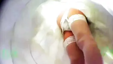 Друг жениха тайно подглядывает под юбку невесты на свадьбе