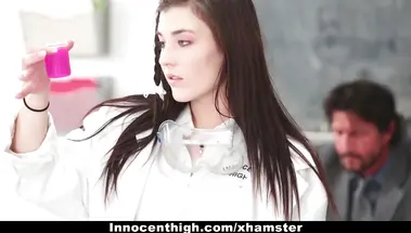 Студентка трахается с учителем химии в благодарность за спасение