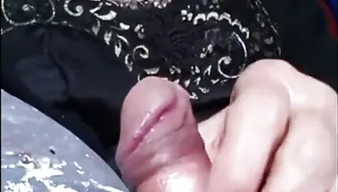 Бабушка дрочит хуй внука, лаская яйца морщинистой рукой