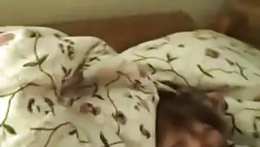 Внук дрочит хуй и спускает камшот на лицо сонной бабушки