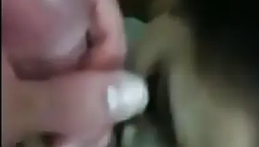 Дрочит член, пока арабка сосёт и облизывает яйца в туалете