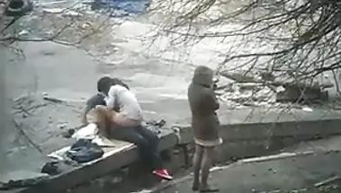 Бухая русская шлюха ебется при подруге с её любовником в парке