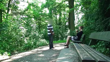 Баба онанирует и отсасывает хуй дрочера в пустом парке