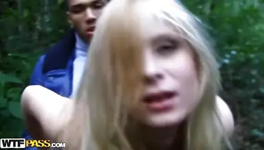 Пикаперы отымели в обе дырки питерскую девку за 400 баксов в парке