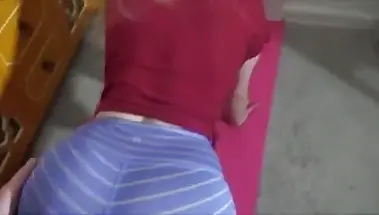 Брат дал за щеку хуй сводной сестре во время йоги