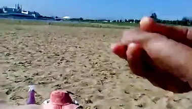 Русский онанист кончил на спину незнакомке, загоравшей топлес на пляже