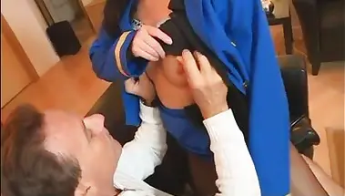 Таксист соблазнил стюардессу и отымел её через дырявые колготки