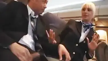 Американская стюардесса дрочит член японского миллионера в самолёте